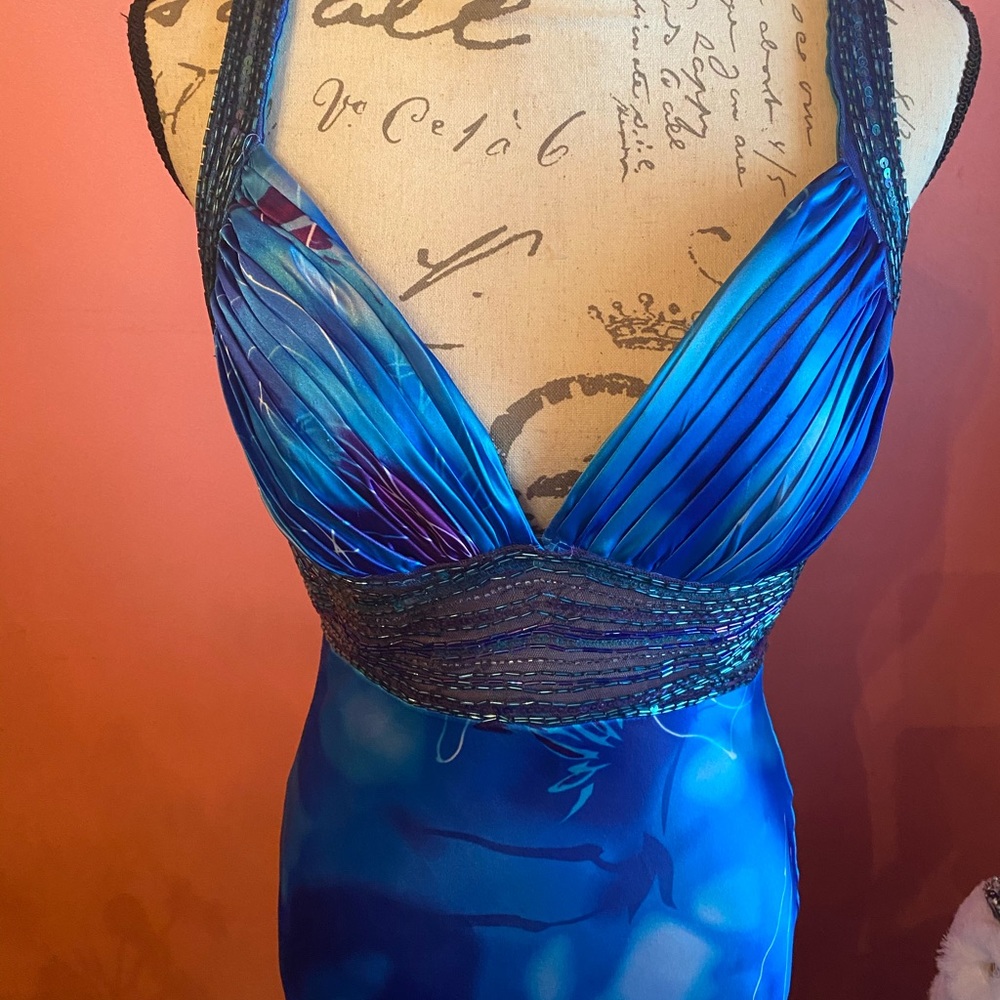 Gown - Picture 2 of 8